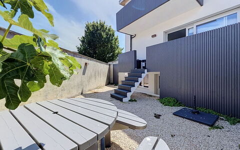 Wanderlust Belgium with Parking: Material Compuesto, Sombra, Jardín, Hormigón, Paisajismo, Patio Interior, Yarda, Balcón, Patio, Inicio De Esgrima