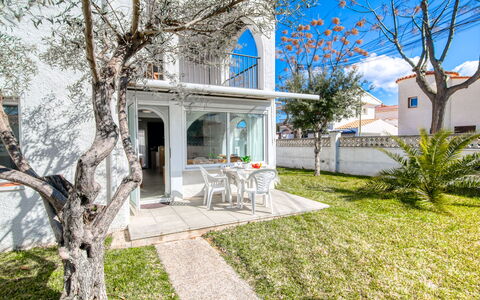 Empuriabrava 542: Porche, Sombra, Inmuebles, Paisajismo, Balcón, Villa