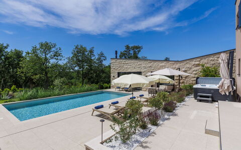 La Mari: Piscina, Material Compuesto, Inmuebles, Jardín, Losa, Sombra, Paisajismo, Hormigón, Patio, Villa