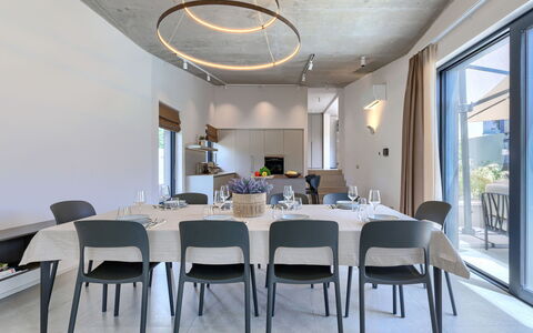 La Mari: Mueble, Diseño De Interiores, Silla, Techo, Mesa, Cocina Y Comedor Mesa, Lámpara, Piso, Comedor, Encendiendo