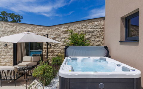 La Mari: Arreglo De Tubería, Bañera, Mueble, Piscina, Recurso, Mueble Para Exteriores, Jacuzzi, Silla, Planta De Casa
