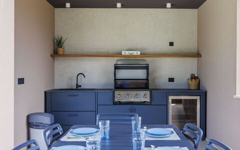 La Mari: Cocina, Diseño De Interiores, Mueble, Mostrador, Aparato De Cocina, Madera, Piso, Gabinetes, Encendiendo, Estufa De Cocina