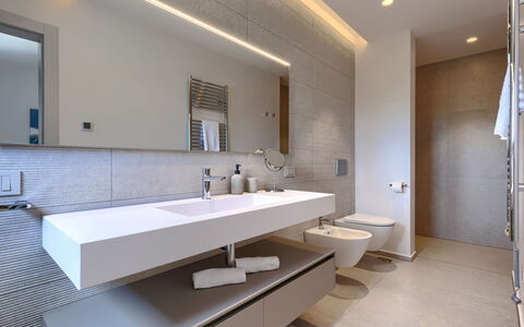 La Mari: Baño, Arreglo De Tubería, Piso, Lavabo Del Baño, Diseño De Interiores, Lavabo, Espejo, Suelo, Grifo, Techo