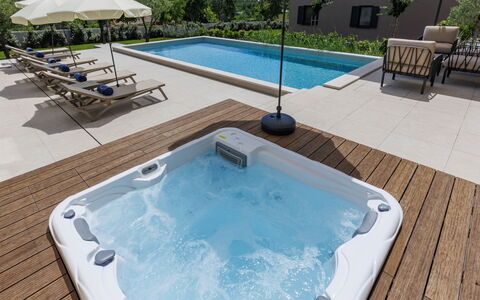 Sola: Piscina, Ocio, Arreglo De Tubería, Bañera, Material Compuesto, Jacuzzi, Recurso, Vacaciones, Mueble Para Exteriores