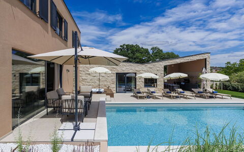 Sola: Piscina, Barrio Residencial, Casa, Inmuebles, Sombra, Villa, Mueble Para Exteriores, Recurso, Paisajismo, Hormigón