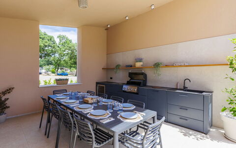 Sola: Mueble, Silla, Piso, Mesa, Cocina Y Comedor Mesa, Suelo, Mostrador, Cocina, Sombra, Restaurante