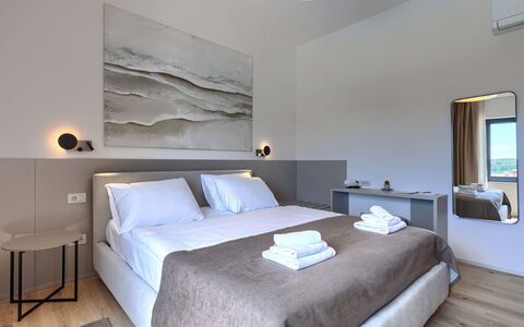 Sola: Diseño De Interiores, Piso, Suelo, Mueble, Habitación, Cama, Techo, Casa, Arrojar La Almohada, Habitación
