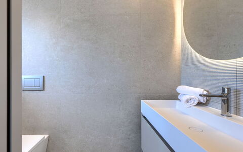 Sola: Pared, Piso, Arreglo De Tubería, Diseño De Interiores, Suelo, Baño, Techo, Plomería, Espejo, Grifo