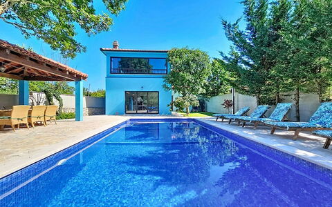 Lino: Azul, Piscina, Agua, Recurso, Material Compuesto, Eco Hotel, Sombra, Inmuebles, Fuente De Agua, Villa