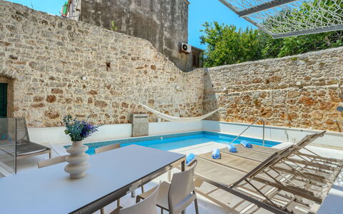 Villa Majestic: Piscina, Recurso, Loseta, Pared De Piedra, Ciudad De Vacaciones, Mueble Para Exteriores, Caliza, Hotel