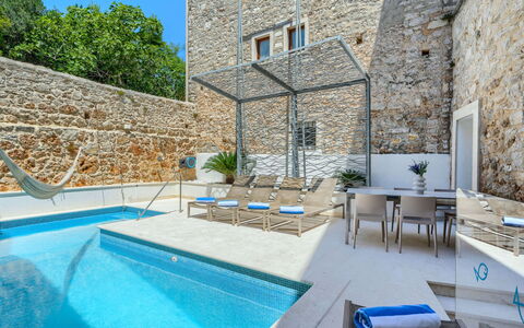 Villa Majestic: Piscina, Material Compuesto, Recurso, Loseta, Mueble Para Exteriores, Villa, Losa, Hotel, Eco Hotel