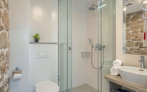Villa Majestic: Baño, Lavabo Del Baño, Arreglo De Tubería, Diseño De Interiores, Lavabo, Piso, Suelo, Grifo, Baño, Espejo
