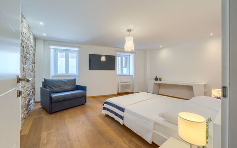 Villa Majestic: Diseño De Interiores, Techo, Piso, Madera, Suelo, Mueble, Habitación, Encendiendo, Cama, Habitación