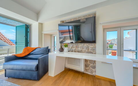 Villa Majestic: Madera, Piso, Diseño De Interiores, Suelo, Departamento, Mar, Techo, Oceano, Manchas De Madera, Silla