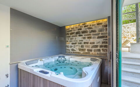 Villa Majestic: Arreglo De Tubería, Recurso, Hotel, Bañera, Loseta, Eco Hotel, Piscina, Planta De Casa