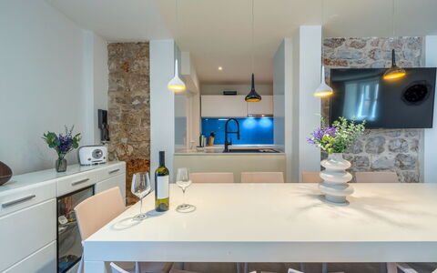 Villa Majestic: Mueble, Diseño De Interiores, Cocina, Piso, Pared, Mostrador, Lámpara, Techo, Madera, Suelo