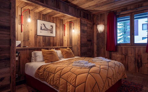 Chalet Genepy: Habitación, Madera, Diseño De Interiores, Cama, Sábana, Lecho, Techo, Encendiendo, Marco De La Cama, Piso