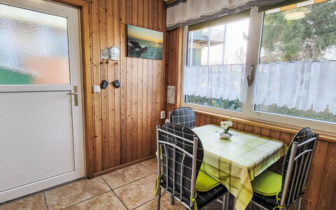 Bungalow am Grienericksee: Madera, Suelo, Puerta, Habitación, Manchas De Madera, Madera Dura, Tablón, Madera Contrachapada, Silla, Suelos De Madera