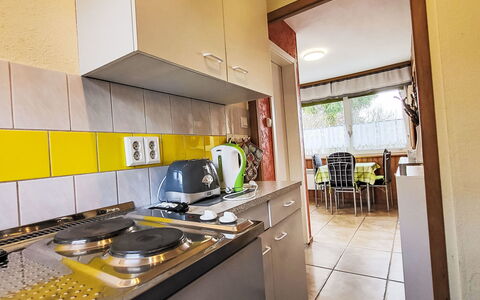 Bungalow am Grienericksee: Cocina, Electrodoméstico, Mostrador, Aparato De Cocina, Fregadero, Diseño De Interiores, Piso, Departamento, Suelo, Estufa De Cocina