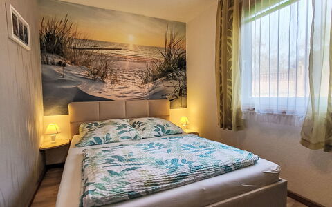 Bungalow am Grienericksee: Mueble, Habitación, Diseño De Interiores, Cama, Habitación, Suelo, Linos, Casa, Lecho, Sábana