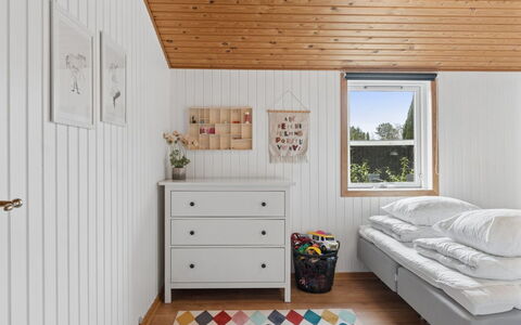 Ansberga - 3.2Km to the Fjord: Diseño De Interiores, Habitación, Madera, Cama, Techo, Mueble, Suelo, Piso, Lecho, Sábana