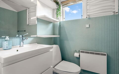 Björk - 10M from the Sea: Pared, Diseño De Interiores, Baño, Piso, Arreglo De Tubería, Baño, Asiento Del Baño, Suelo, Lavabo, Loseta