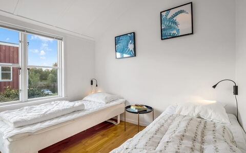 Björk - 10M from the Sea: Habitación, Cama, Sábana, Techo, Suelo, Lecho, Marco De La Cama, Suelos De Madera, Almohada, Linos