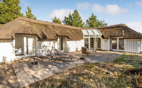Udder - 1.3Km from the Sea: Mueble, Diseño De Interiores, Madera, Techo, Piso, Suelo, Suelos De Madera, Cocina Y Comedor Mesa, Mesa, Lámpara