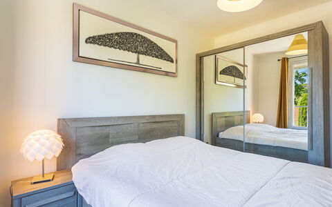 Marius Bondil: Cama, Mueble, Diseño De Interiores, Habitación, Suelo, Lecho, Piso, Sábana, Pared, Madera