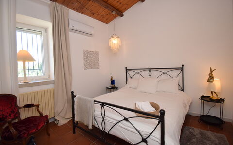 Villa Il Carato, Private Pool, Modica: Cama, Mueble, Habitación, Diseño De Interiores, Pared, Lecho, Sábana, Suelo, Piso, Madera