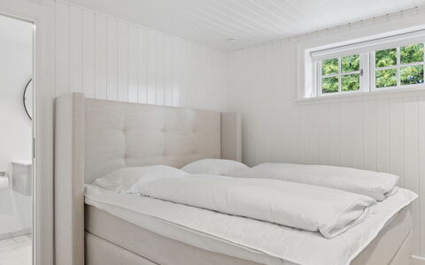 Har - 685M from the Sea: Habitación, Cama, Piso, Suelo, Lecho, Sábana, Marco De La Cama, Linos, Colchón, Madera Dura
