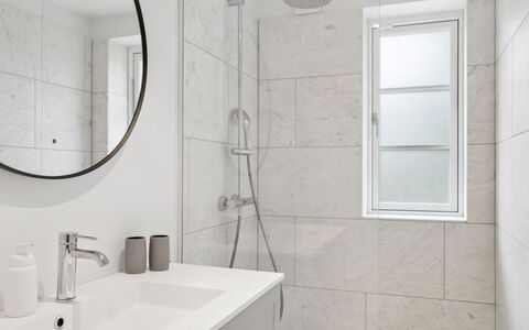 Har - 685M from the Sea: Baño, Arreglo De Tubería, Pared, Piso, Diseño De Interiores, Suelo, Lavabo Del Baño, Lavabo, Espejo, Grifo