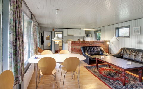 Kate - 700M to the Fjord: Techo, Diseño De Interiores, Casa, Sofá, Sala, Lámpara, Madera Dura, Manchas De Madera