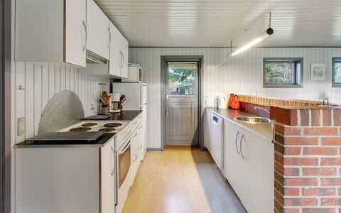 Kate - 700M to the Fjord: Madera, Piso, Techo, Suelo, Diseño De Interiores, Cocina, Mostrador, Habitación, Manchas De Madera, Madera Dura