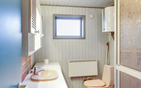 Kate - 700M to the Fjord: Pared, Arreglo De Tubería, Lavabo Del Baño, Piso, Madera, Suelo, Lavabo, Baño, Diseño De Interiores, Baño