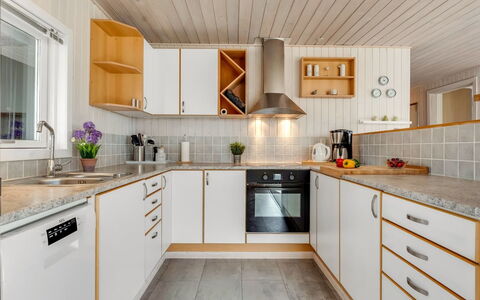 Danail - 250M from the Sea: Cocina, Mostrador, Madera, Piso, Aparato De Cocina, Diseño De Interiores, Electrodoméstico, Gabinetes, Techo, Suelo