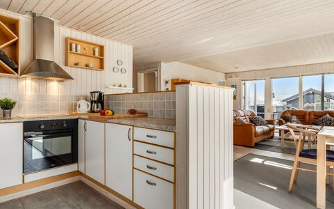 Danail - 250M from the Sea: Piso, Madera, Suelo, Diseño De Interiores, Cocina, Techo, Mostrador, Mueble, Suelos De Madera, Gabinetes