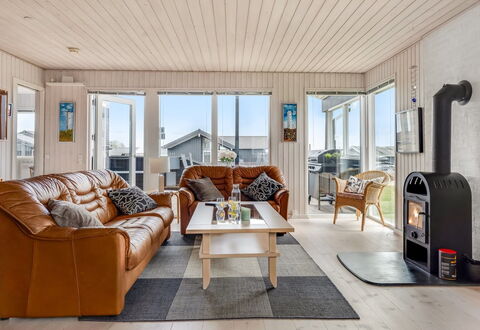 Danail - 250M from the Sea: Madera, Casa, Mueble, Suelos De Madera, Sala, Madera Dura, Sofá, Silla, Manchas De Madera