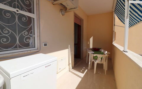 Alice: Piso, Suelo, Departamento, Manchas De Madera, Balcón, La Luz Del Día