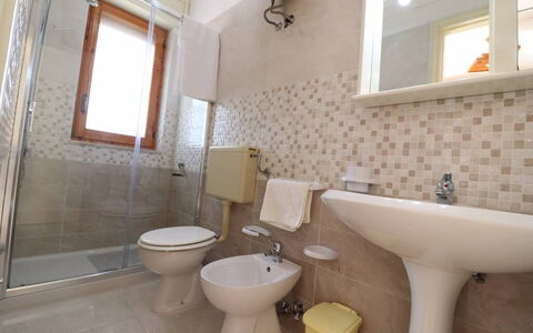 Alice: Baño, Piso, Arreglo De Tubería, Suelo, Diseño De Interiores, Lavabo Del Baño, Asiento Del Baño, Baño, Lavabo, Plomería