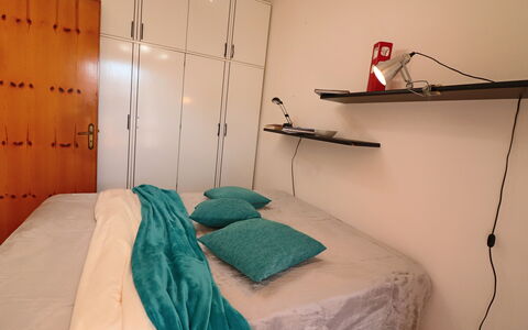 Myriam: Mueble, Cama, Habitación, Pared, Sábana, Diseño De Interiores, Piso, Suelo, Lecho, Habitación