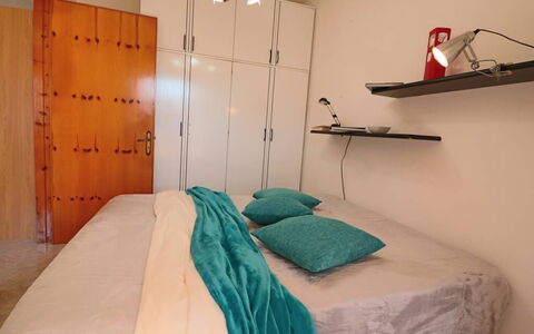 Myriam: Cama, Mueble, Habitación, Pared, Diseño De Interiores, Sábana, Lecho, Piso, Suelo, Habitación