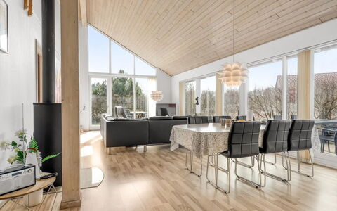 Safina - 1Km from the Sea: Piso, Suelos De Madera, Diseño De Interiores, Madera, Suelo, Techo, Mueble, Suelo Laminado, Casa, Sala