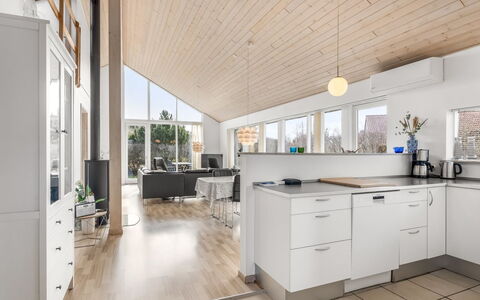 Safina - 1Km from the Sea: Diseño De Interiores, Piso, Mueble, Madera, Techo, Suelo, Suelos De Madera, Lámpara, Cocina, Mostrador