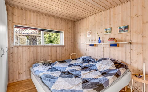 Safina - 1Km from the Sea: Madera, Habitación, Diseño De Interiores, Suelo, Cama, Techo, Sábana, Casa, Lecho, Manchas De Madera