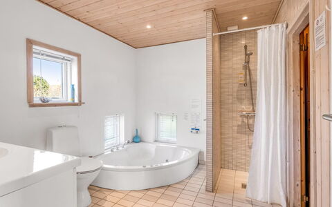 Safina - 1Km from the Sea: Piso, Diseño De Interiores, Arreglo De Tubería, Suelo, Madera, Techo, Baño, Plomería, Encendiendo, Habitación
