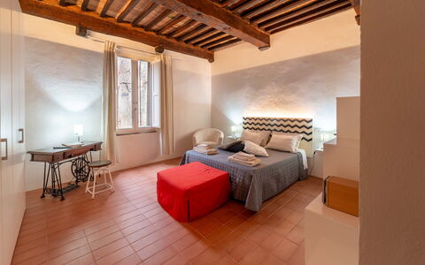 Le Loggine del Pignatello Apartment, Siena City: Pared, Habitación, Diseño De Interiores, Cama, Mueble, Piso, Suelo, Sábana, Techo, Lecho