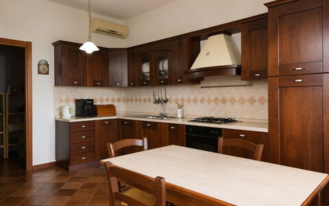 Villa Margi: Piso, Mueble, Madera, Diseño De Interiores, Cocina, Gabinetes, Suelo, Mostrador, Alacena, Marrón