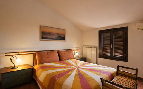 Villa Margi: Diseño De Interiores, Pared, Piso, Madera, Mueble, Suelo, Habitación, Cama, Techo, Habitación