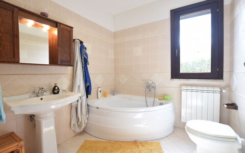 Villa Margi: Baño, Piso, Arreglo De Tubería, Diseño De Interiores, Suelo, Bañera, Grifo, Plomería, Lavabo, Baño